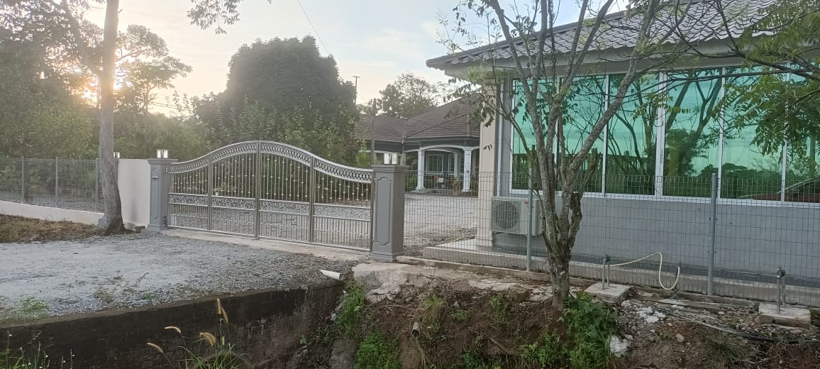 Pandangan hadapan MakTomVilla