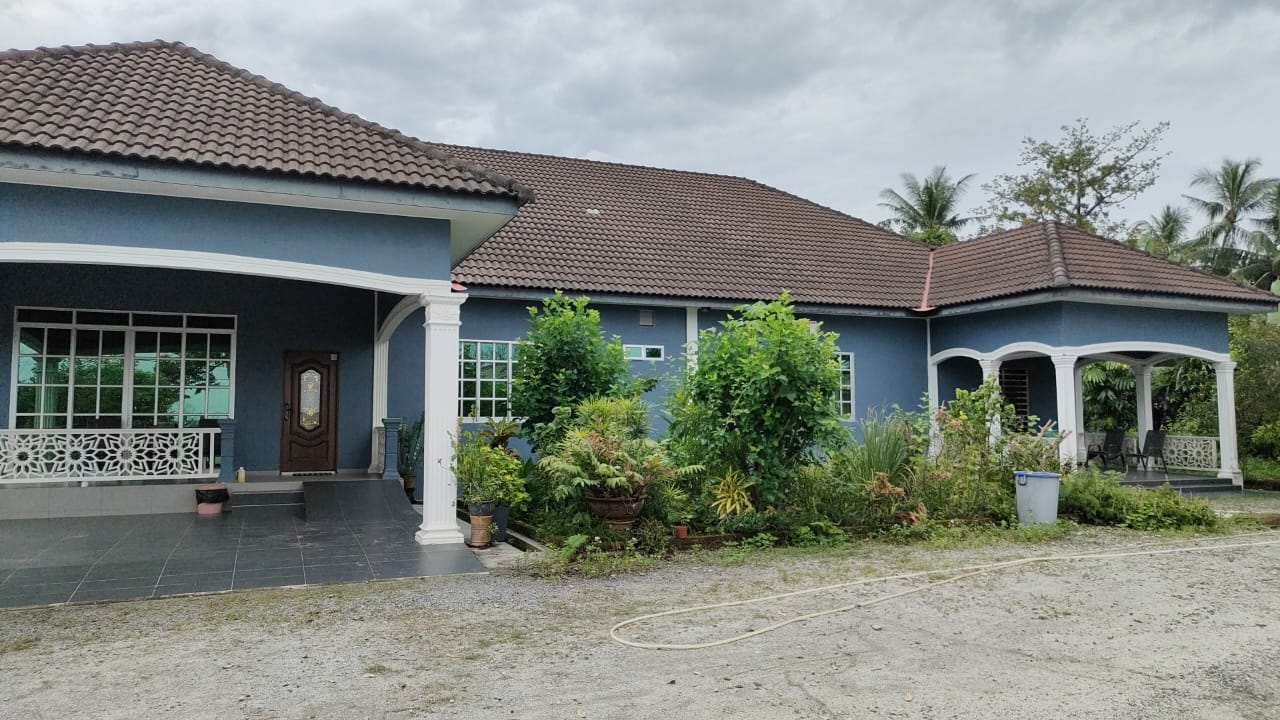 Pandangan hadapan villa